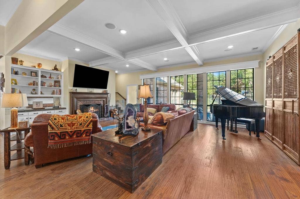 1312 Chippewa Drive, Plano, TX 75093 Smartphone control of Control4 multiroom audio/video, Lutron lighting and motorized shades adds everyday convenience.