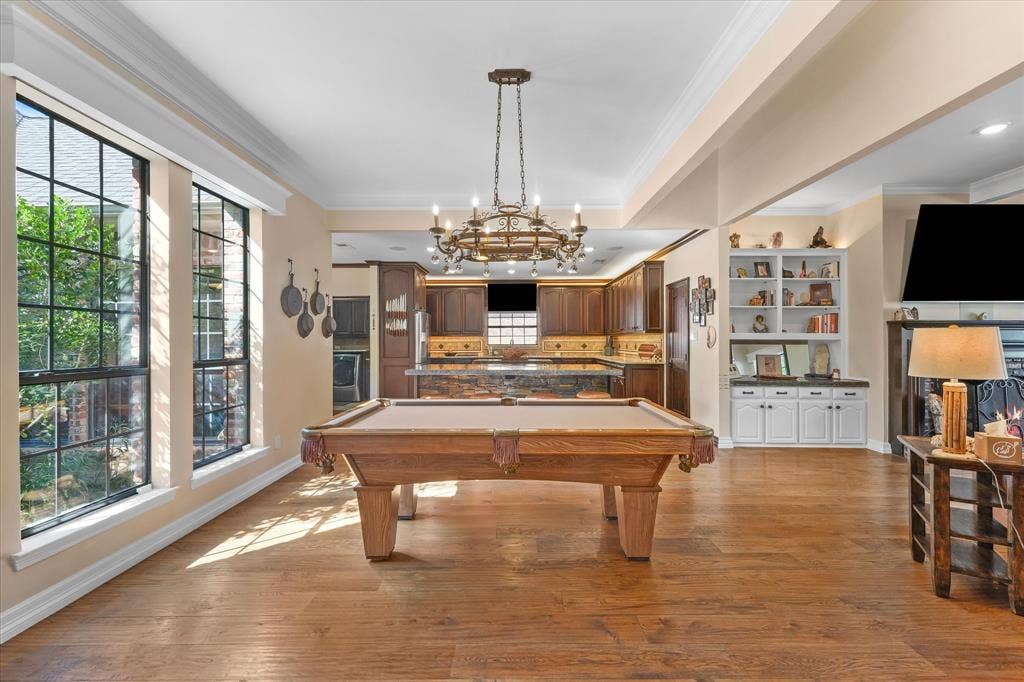 1312 Chippewa Drive, Plano, TX 75093 Expansive, connected kitchen, dining and living spaces create an inviting setting for everything from casual gatherings to elegant dinner parties.