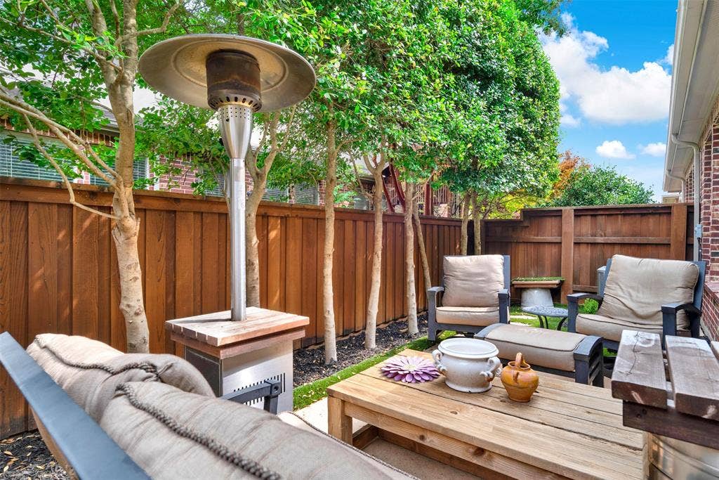4817 BAYVIEW Drive, Plano, TX 75093 Look how great this looks! Plenty of room. Furniture from previous tenant.