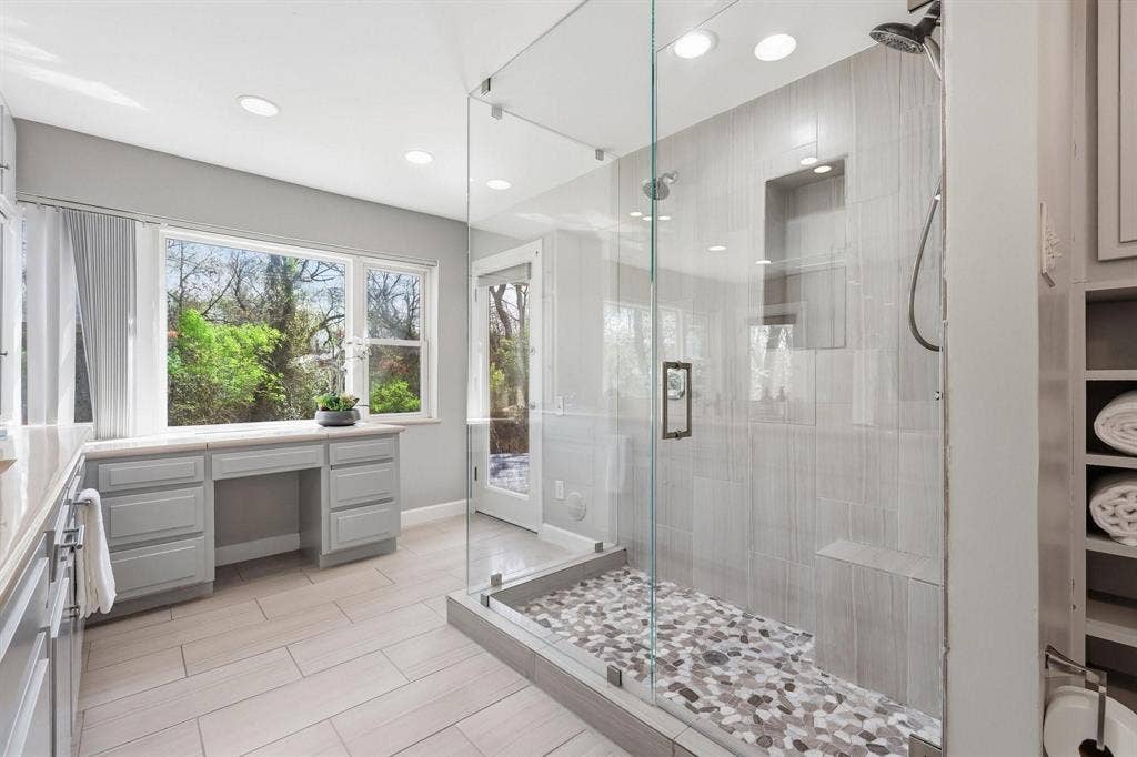 3718 Wooded Creek Drive, Farmers Branch, TX 75244 Primary bath