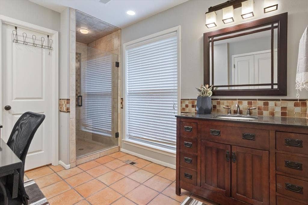 2424 Richards Drive, Waco, TX 76710 2424 Richards Drive, Waco, TX 76710