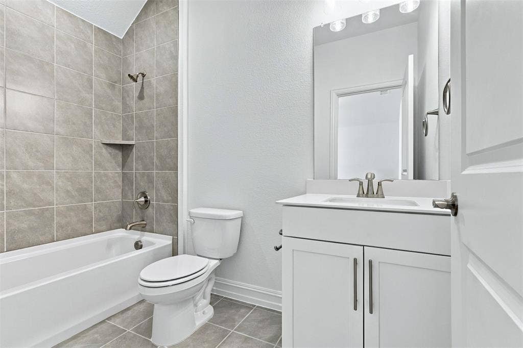 4001 Maida Road, McKinney, TX 75071 Ensuite Bathroom to upstairs bedroom