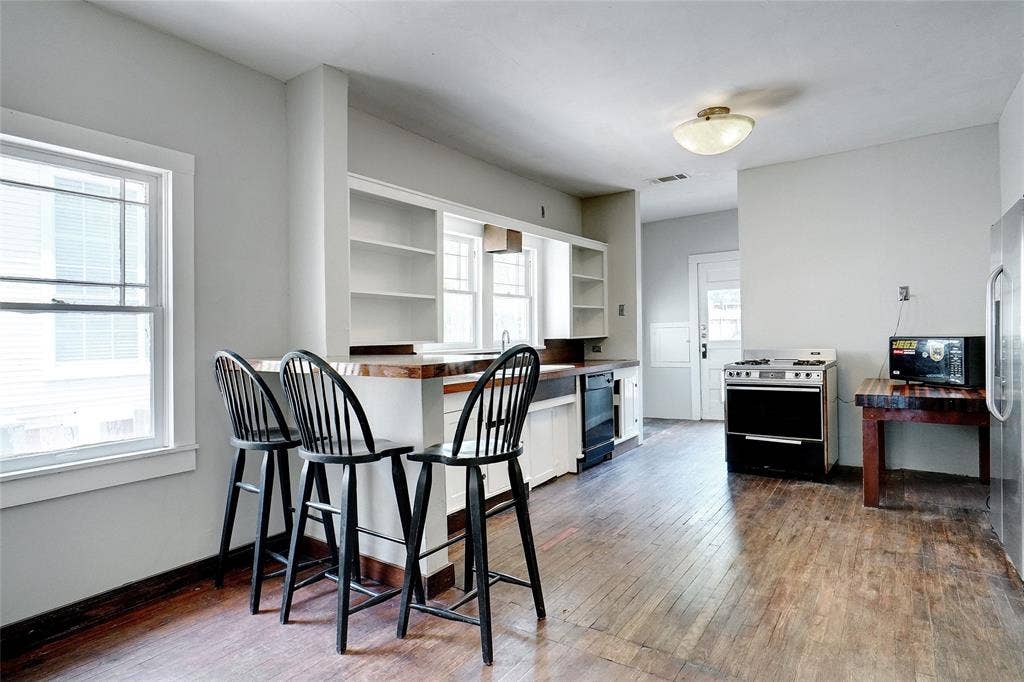916 W Hickory Street, Denton, TX 76201 916 W Hickory Street, Denton, TX 76201