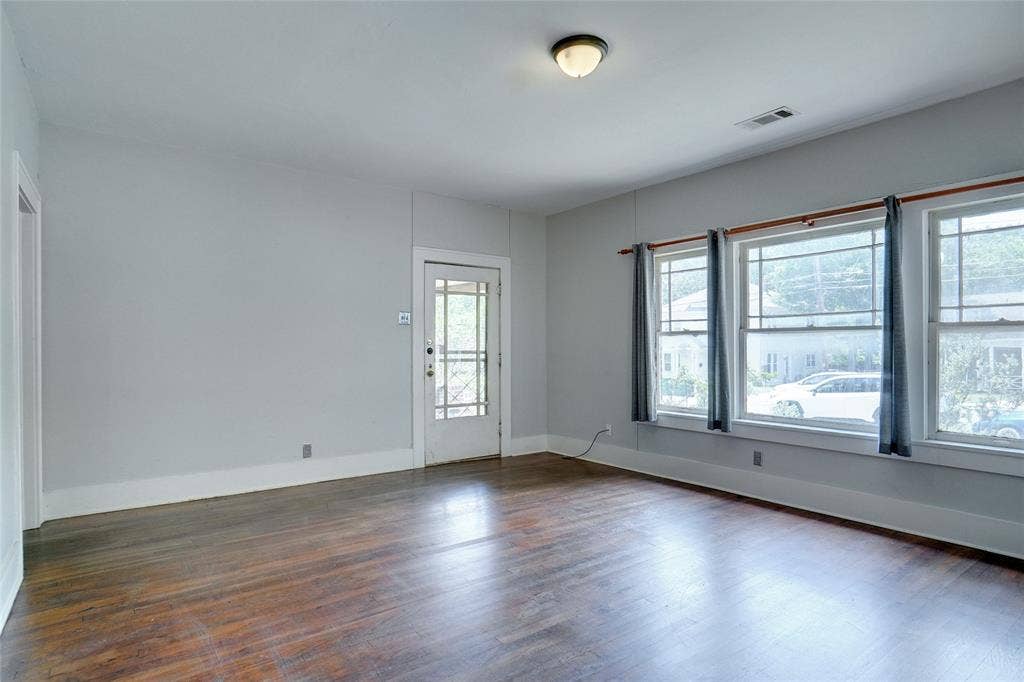 916 W Hickory Street, Denton, TX 76201 916 W Hickory Street, Denton, TX 76201