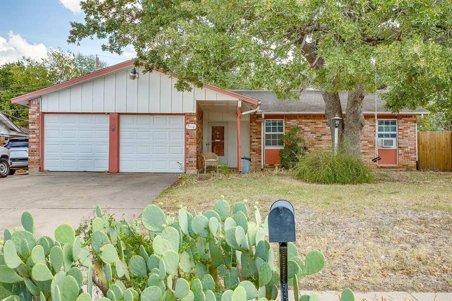 Property photo for 915 Cherry Laurel Lane, Arlington, TX