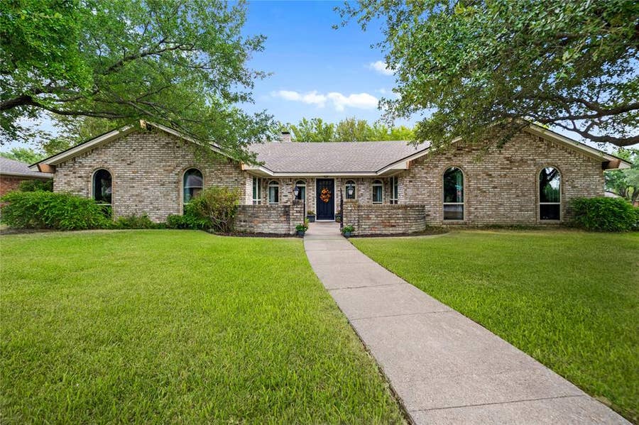 Property photo for 402 Coachlight Trail, Rockwall, TX