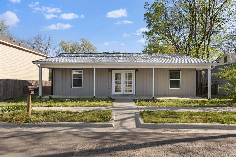 Property photo for 805 S 4th Street, Bonham, TX
