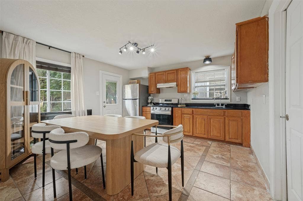 2614 Valwood Parkway, Farmers Branch, TX 75234 2614 Valwood Parkway, Farmers Branch, TX 75234