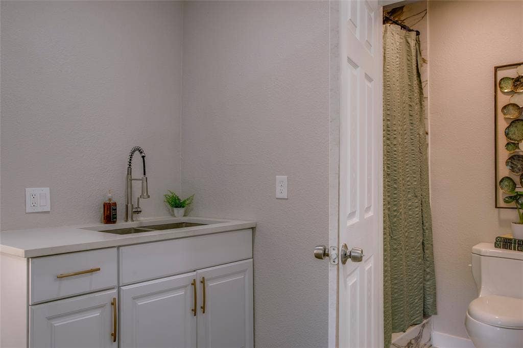 2635 Gladstone Drive, Dallas, TX 75211 2635 Gladstone Drive, Dallas, TX 75211