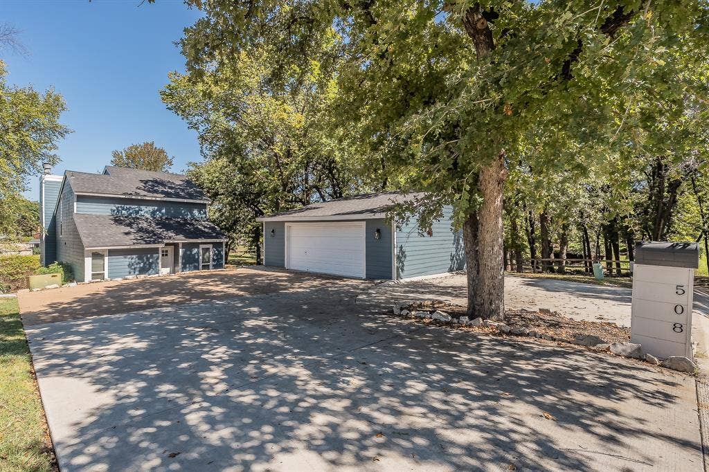 508 Harbor Drive S, Azle, TX 76020