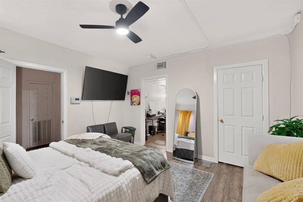 Recessed lighting, ceiling fan with integrated lighting, wood-finish flooring, and white panel doors