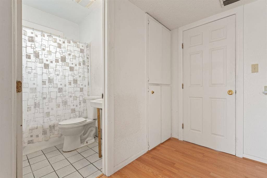 White tiled flooring in the bathroom