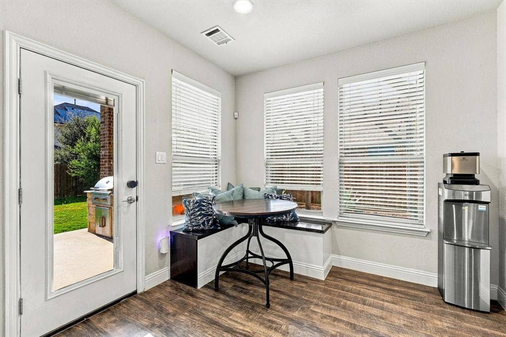 Breakfast nook with Built-In Bench