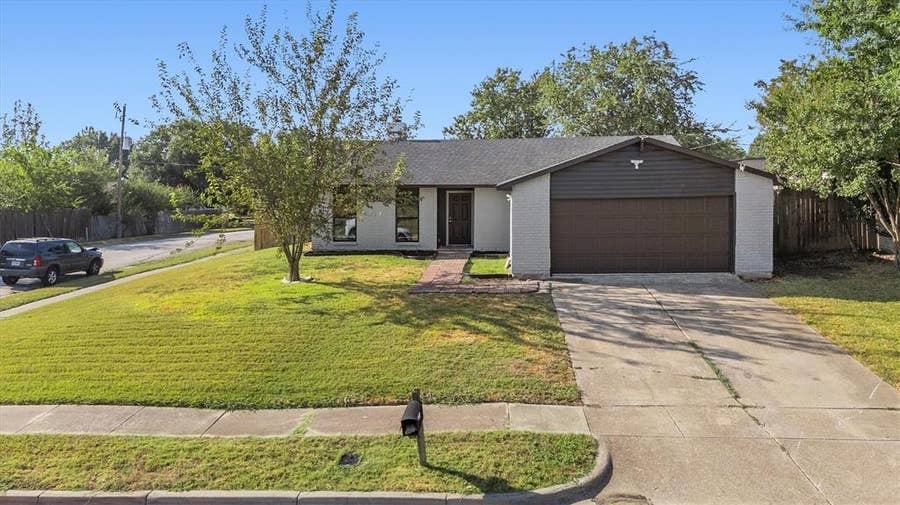 Property photo for 800 Netherland Drive, Arlington, TX