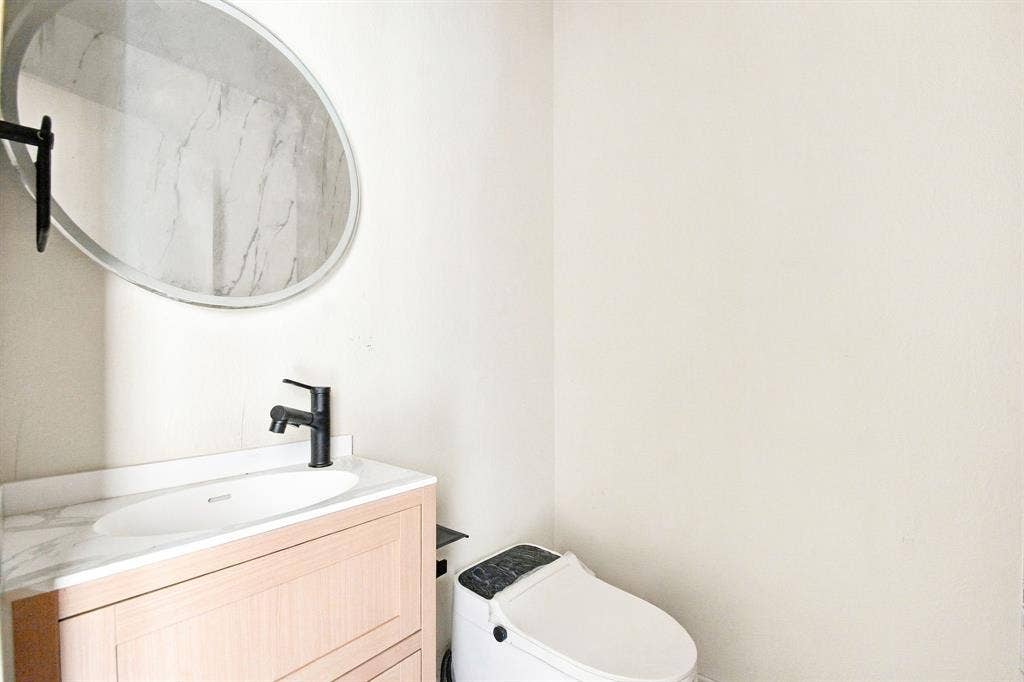 4909 Elysian Street, #D, Houston, TX 77009 Bathroom 2