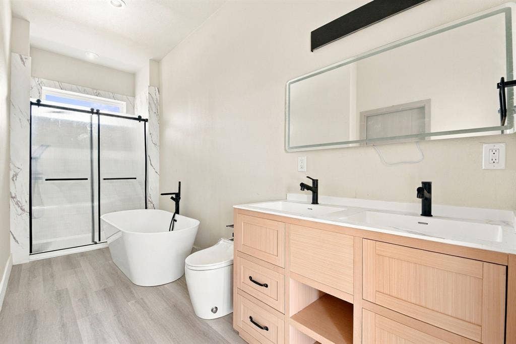 4909 Elysian Street, #D, Houston, TX 77009 Primary Bathroom
