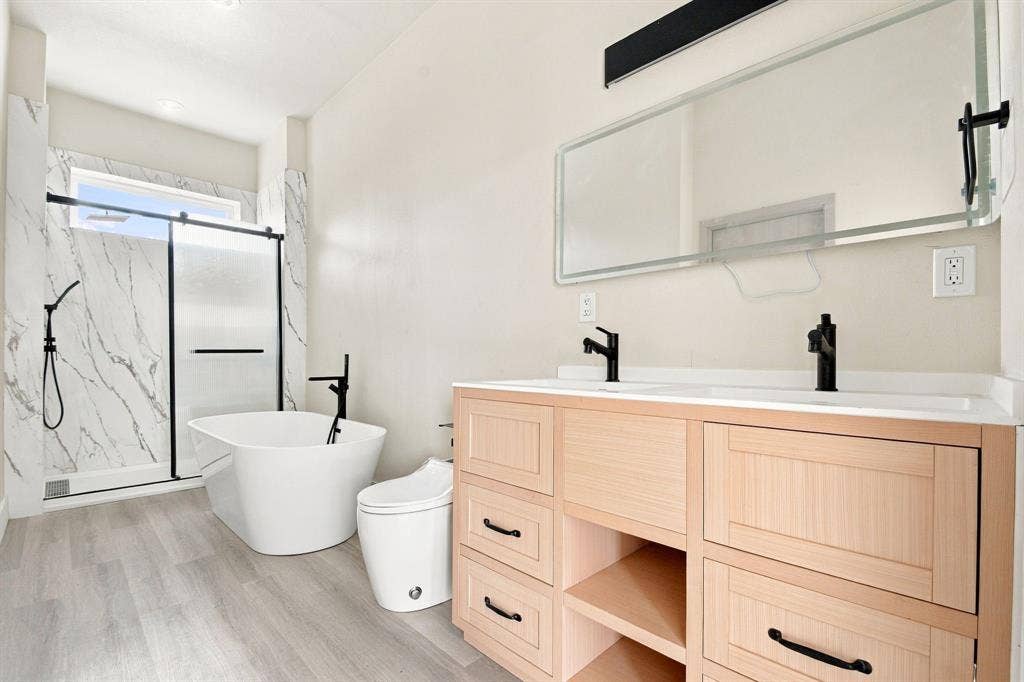4909 Elysian Street, #D, Houston, TX 77009 Primary Bathroom