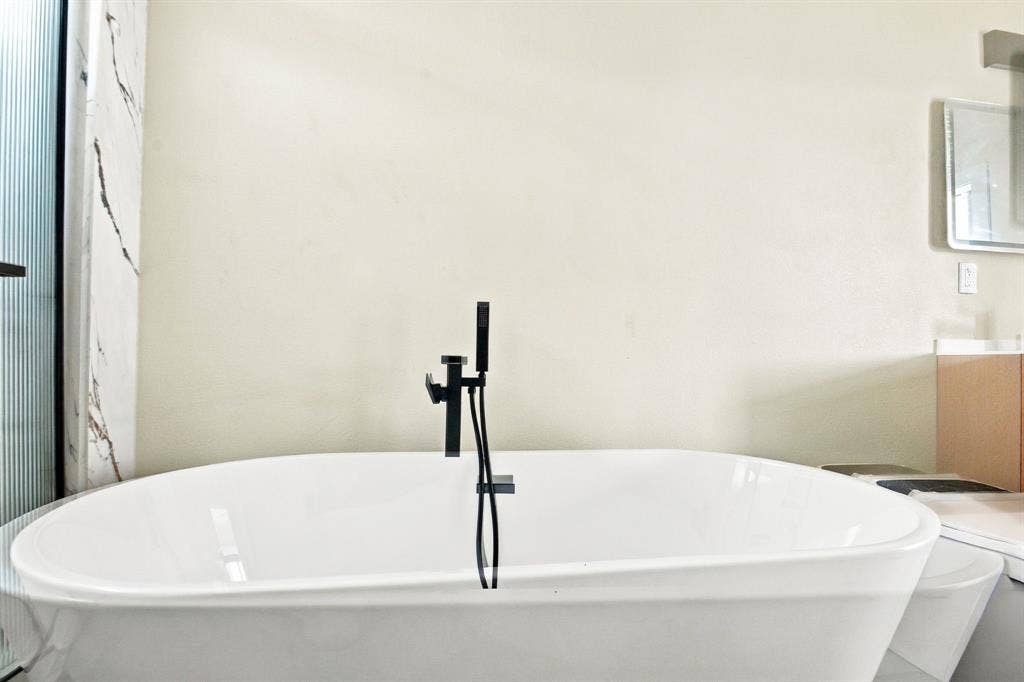 4909 Elysian Street, #D, Houston, TX 77009 Primary Bathroom