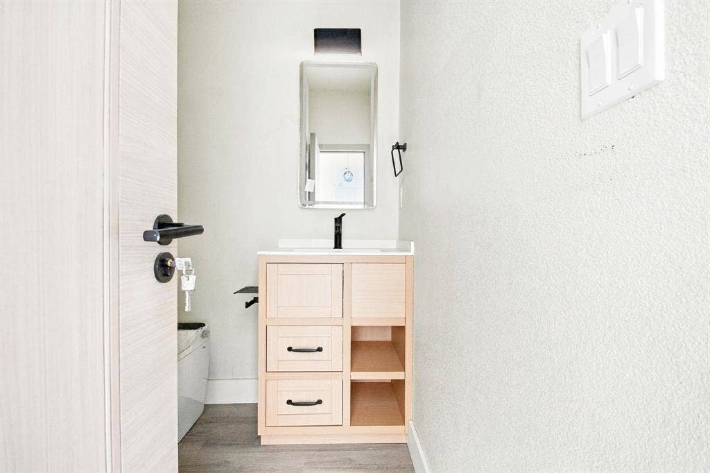 4909 Elysian Street, #D, Houston, TX 77009 Half Bathroom