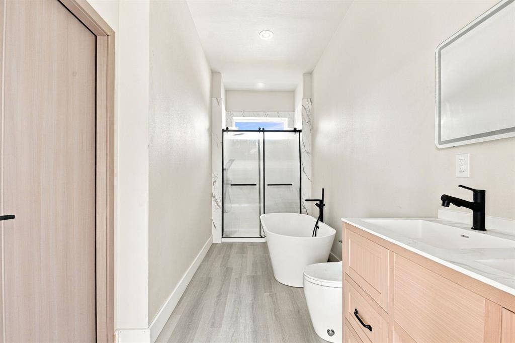 4909 Elysian Street, #D, Houston, TX 77009 Primary Bathroom