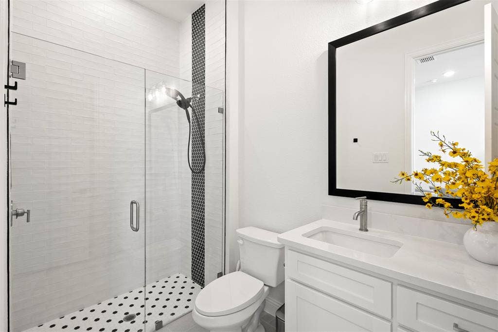 1708 Breezy Brook Lane, Argyle, TX 76226 Guest Room Bath