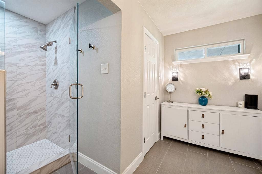 4137 Candlenut Lane, Dallas, TX 75244 Hall bath