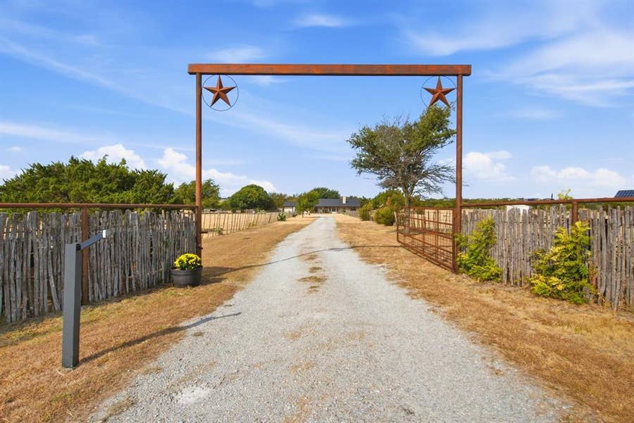 Property photo for 950 Johnson Bend Road, Weatherford, TX