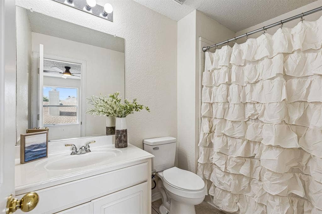 8121 Skyridge Drive, Plano, TX 75025 Private ensuite bath serves the spacious upstairs bedroom with oversized walk-in closet.