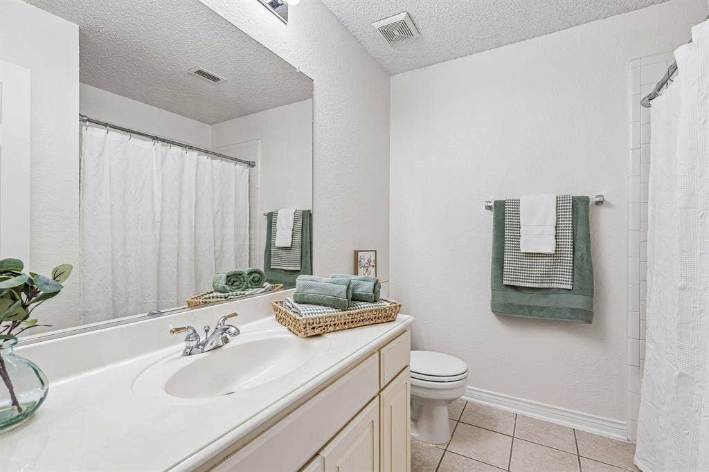 8121 Skyridge Drive, Plano, TX 75025 Full upstairs bathroom conveniently serves the secondary bedrooms and game room.