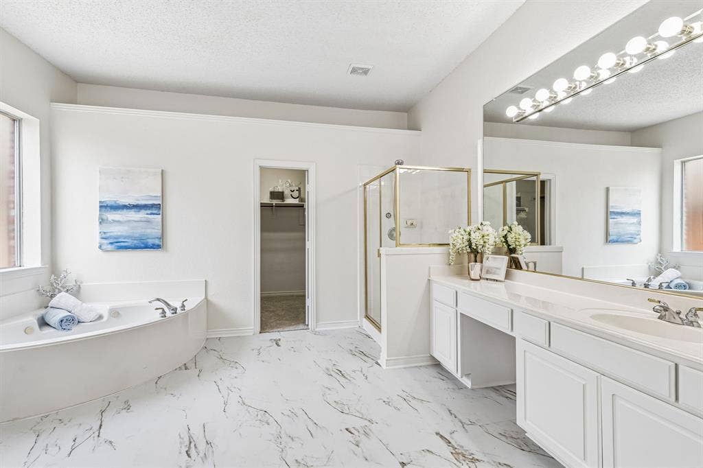8121 Skyridge Drive, Plano, TX 75025 Primary bath offers generous counter space, dual vanities and a spacious layout ready for future personalization.