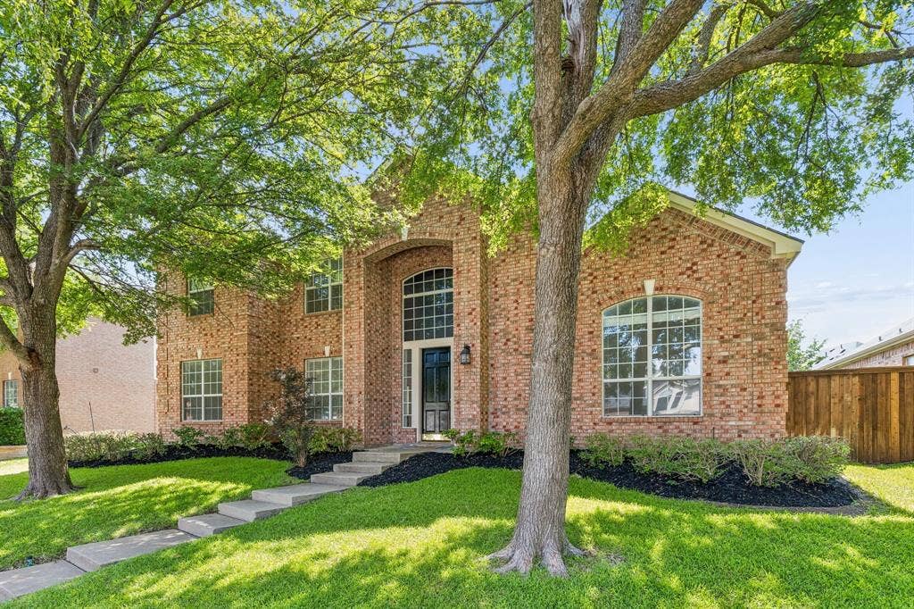 8121 Skyridge Drive, Plano, TX 75025 East-facing 5-bedroom home in Plano's sought-after Spring Ridge community with a rare, flexible floorplan and 3-car garage.
