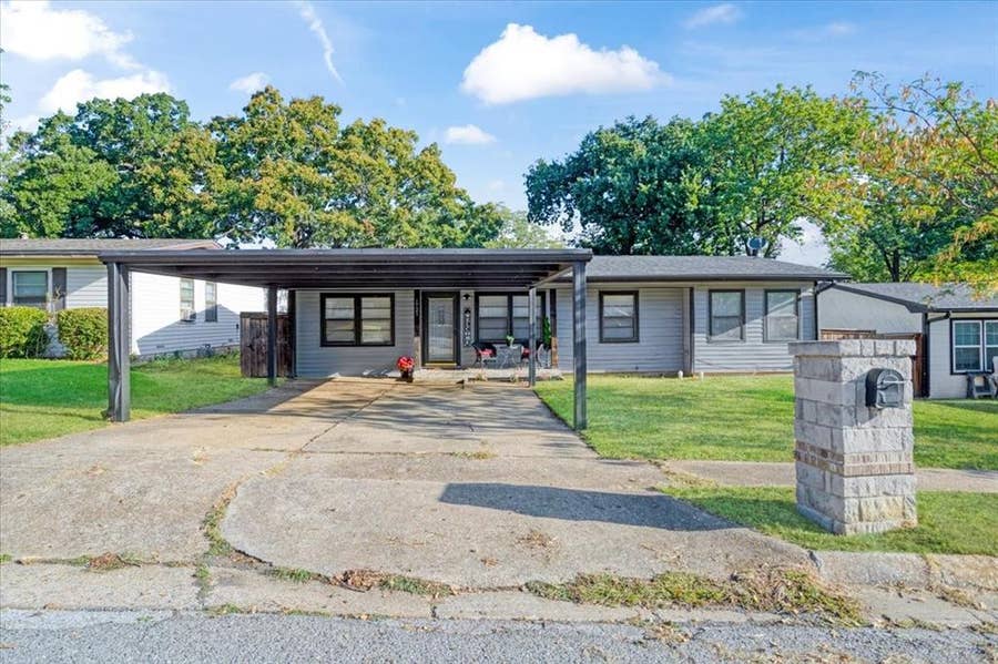 Property photo for 1721 Ridgewood Road, Denison, TX