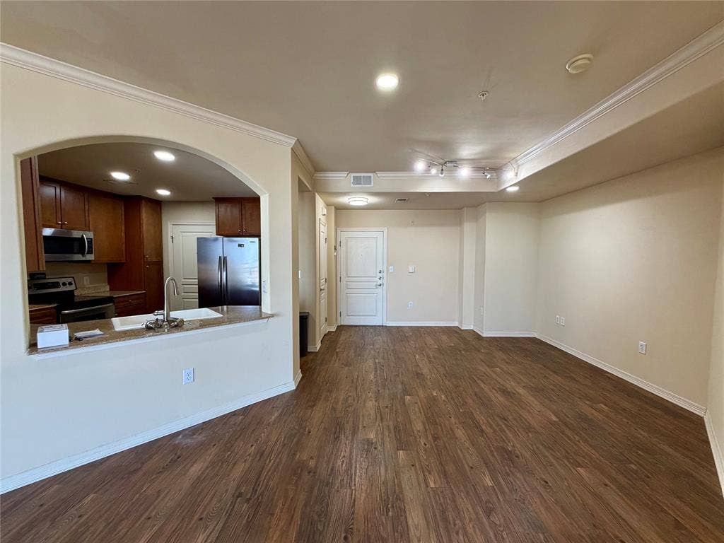 330 Las Colinas Boulevard E, #1006, Irving, TX 75039 Spacious living area featuring wood-finish flooring, crown molding, and recessed lighting
