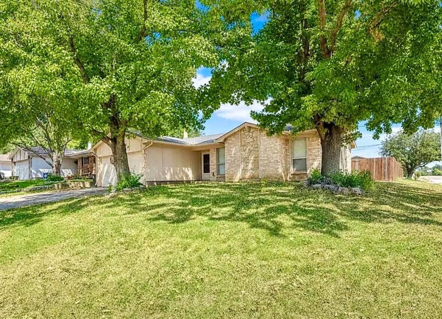 Property photo for 915 Lemontree Drive, Arlington, TX