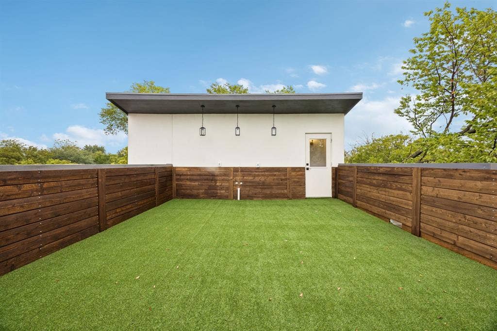 3027 Brooklyndell Avenue, Dallas, TX 75211 Roof top deck