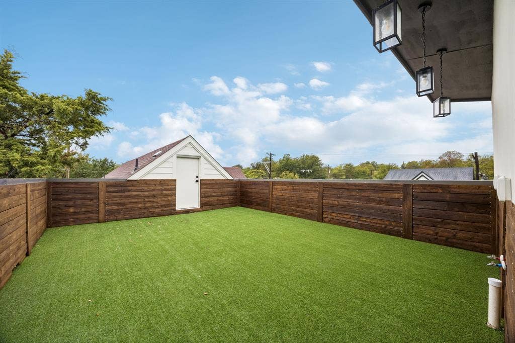 3027 Brooklyndell Avenue, Dallas, TX 75211 Roof top deck