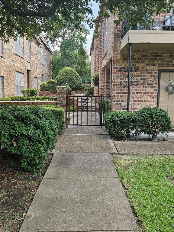 4325 Bellaire Drive S, Fort Worth, TX 76109 entrance from Bellaire into building, last condo on right
