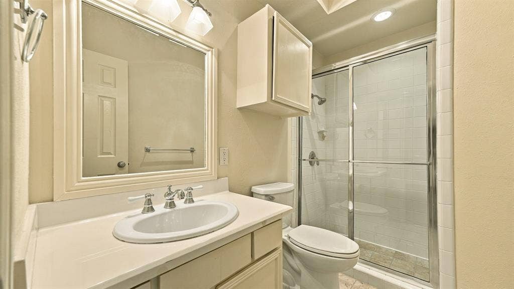4325 Bellaire Drive S, Fort Worth, TX 76109 full bath, large mirror, spacious