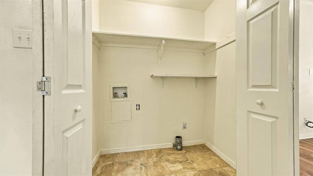 4325 Bellaire Drive S, Fort Worth, TX 76109 top of stairs washer dryer closet