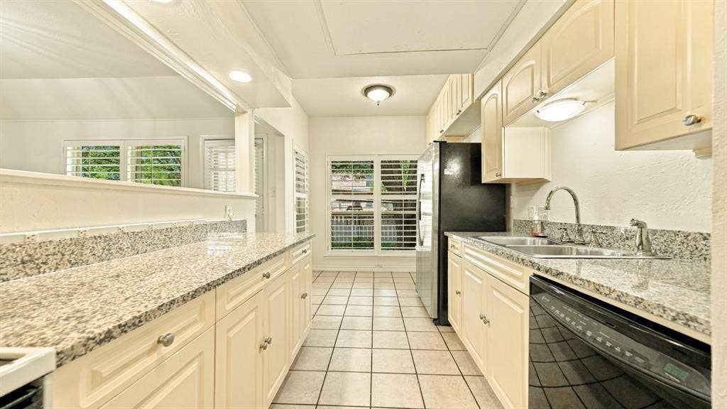 4325 Bellaire Drive S, Fort Worth, TX 76109 kitchen granite and eat in area by windows