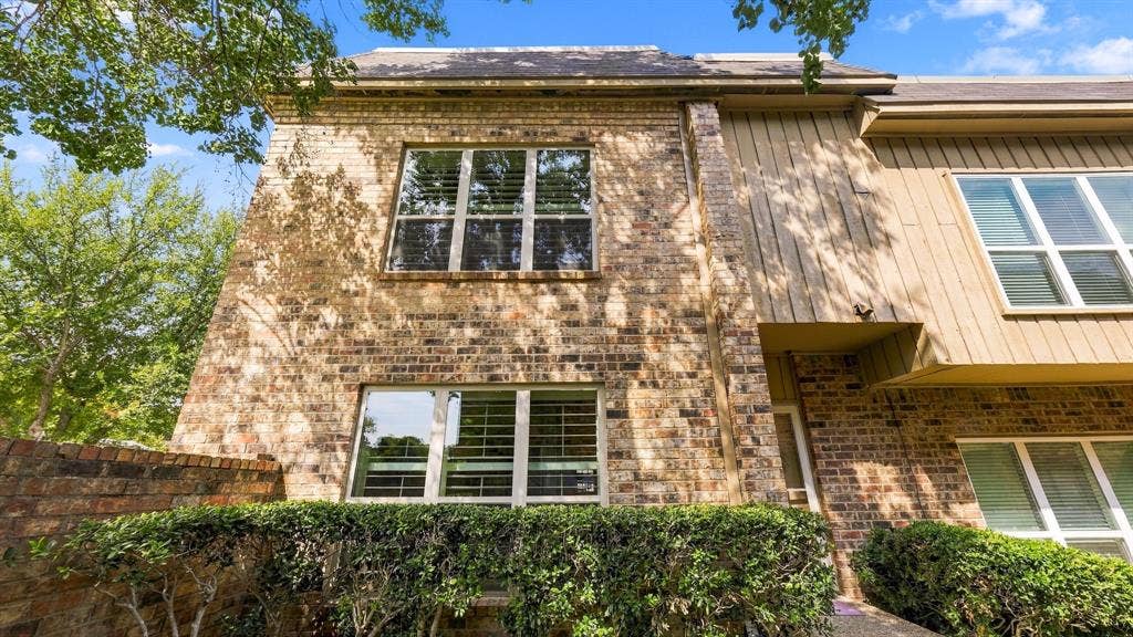 4325 Bellaire Drive S, Fort Worth, TX 76109 2 levels - living room down & bedrrom upstairs
