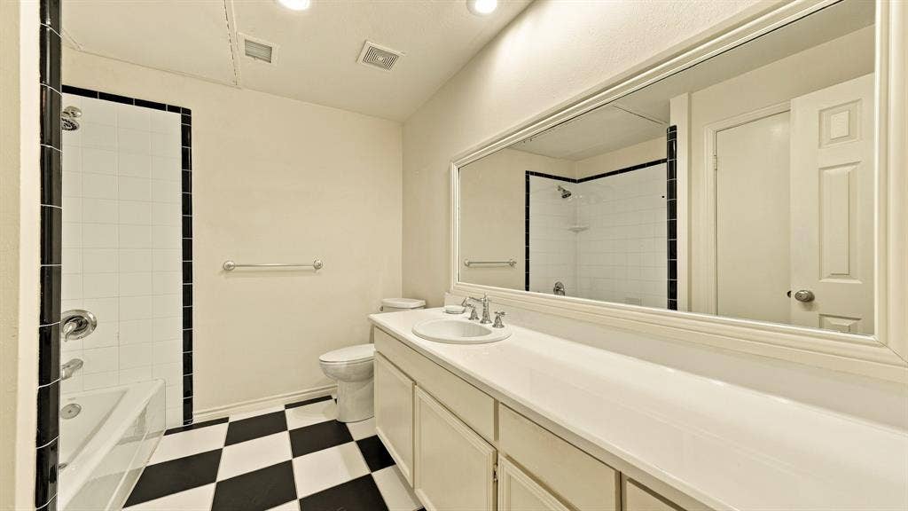 4325 Bellaire Drive S, Fort Worth, TX 76109 large roomy with long mirror & closet behind door