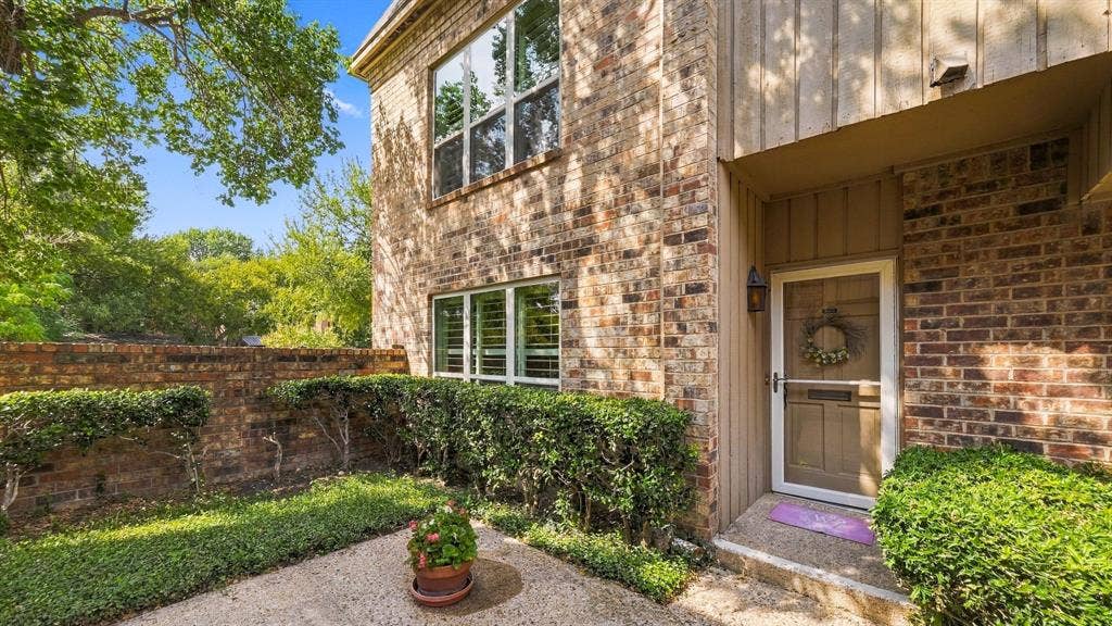 4325 Bellaire Drive S, Fort Worth, TX 76109 front door and garden area