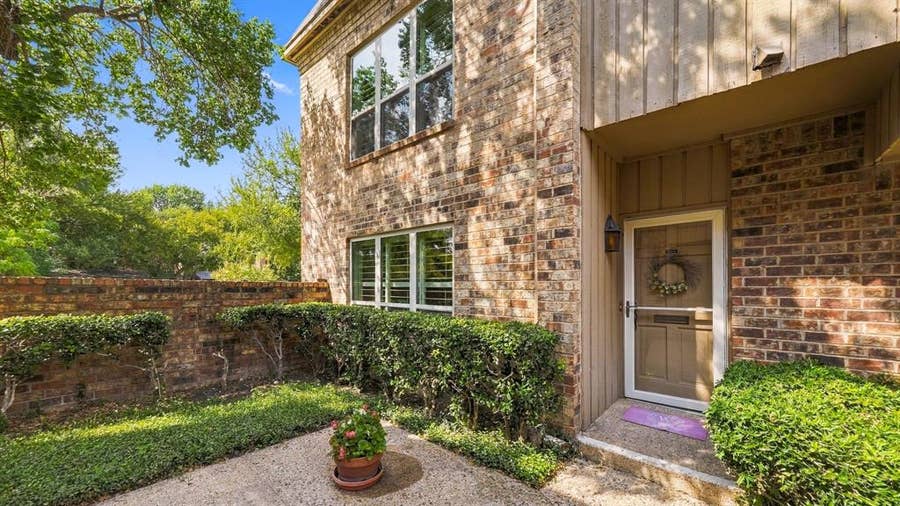 Property photo for 4325 Bellaire Drive S, Fort Worth, TX