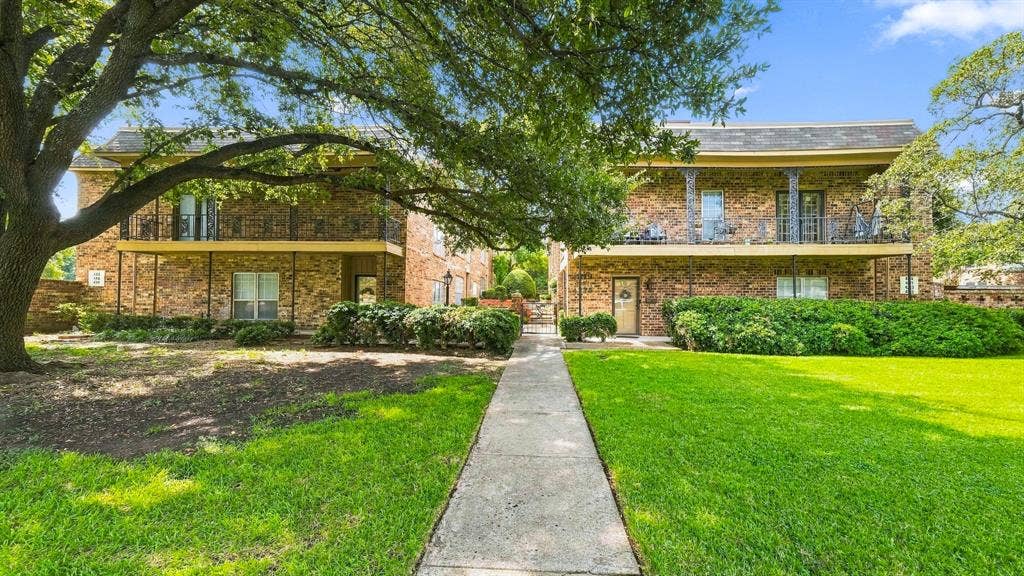 4325 Bellaire Drive S, Fort Worth, TX 76109 from Bellaire walk through to back right