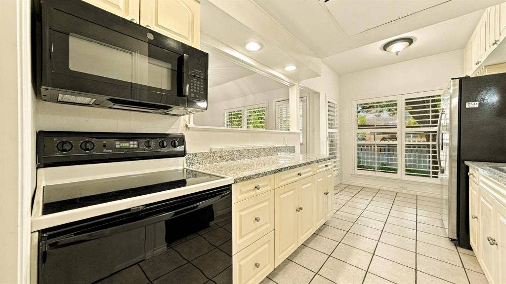 4325 Bellaire Drive S, Fort Worth, TX 76109 natural light in from windows view into den area