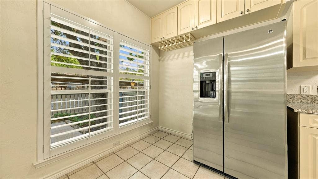4325 Bellaire Drive S, Fort Worth, TX 76109 eat-in area, views of patio, greenbelt, Trinity Trails, creek, wine rack, refrigerator fits snug in place
