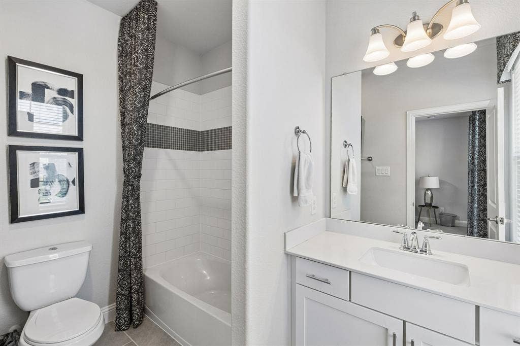 3707 Roth Drive, McKinney, TX 75071 This bathroom is an En-suite for upstairs bedroom #4 on the front of the home.