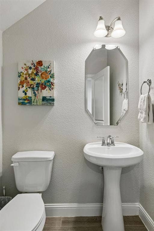 3707 Roth Drive, McKinney, TX 75071 Charming powder bath is finished in a soft neutral palette with classic pedestal sink, decorative mirror, and crisp trim for an inviting touch.