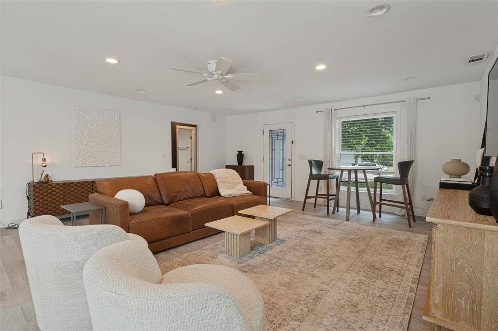 3811 Eaton Drive, Dallas, TX 75220 3811 Eaton - Tom Hughes Team - Living Room
